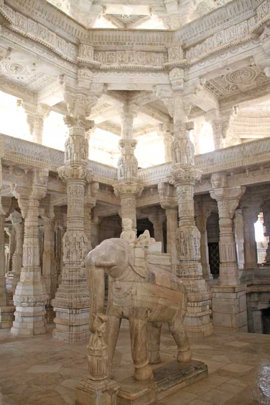 La particularidad de sus detalles arquitectónicos resaltan en los templos de Udaipur. 
