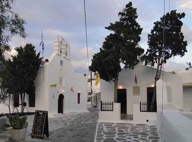 Iglesias con la arquitectura típica de Mykonos. 
