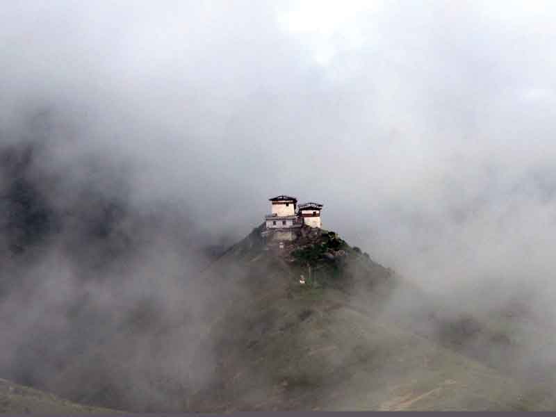 The area Lingshi and the Dzong (Monastery and fortress) is the former centre of the secular and spiritual authority.
