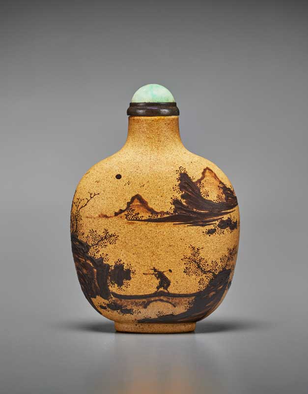 Amura,AmuraWorld,AmuraYachts, Botella de rapé de gres decorada con engobe, Yixing, 1750-1830. Altura: 6.3 cm de altura. Valor estimado: 60,000-80,000 dólares.
