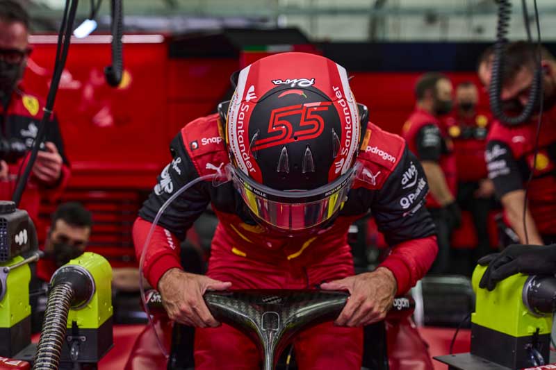 Amura,AmuraWorld,AmuraYachts, Carlos Sainz Jr., abordando el Ferrari F1-75, previo a los ensayos del Gran Premio de Bahréin.
