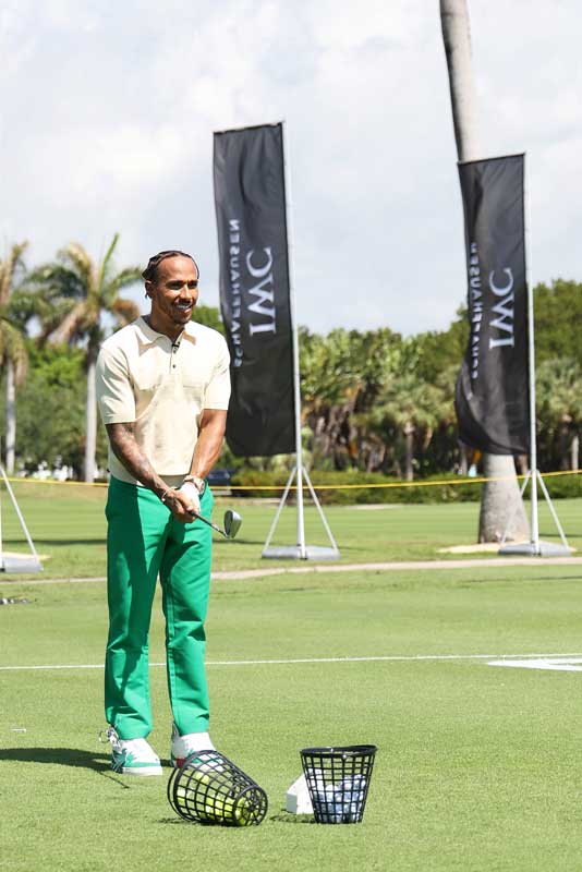 Amura,AmuraWorld,AmuraYachts, Lewis Hamilton mostró sus habilidades con los bastones en el Miami Beach Golf Club.