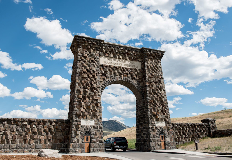 Amura,AmuraWorld,AmuraYachts, El Roosevelt Arch Gardiner, en Montana, el único acceso al Parque Nacional de Yellowstone que permanece abierto todo el año.