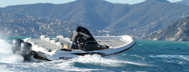 Amura,AmuraWorld,AmuraYachts, El bote Adrenalina 10.5 está equipado con dos motores Mercury fuera de borda de 300 hp.