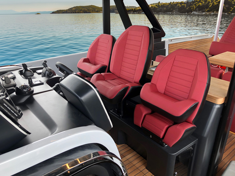 Amura,AmuraWorld,AmuraYachts, El asiento P265 tiene un asiento reclinable que permite gobernar el barco de pie.