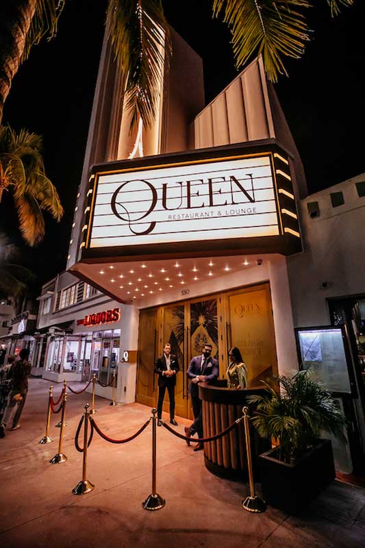Amura,AmuraWorld,AmuraYachts, La iluminada marquesina da la bienvenida a los visitantes del Queen Miami Beach.
