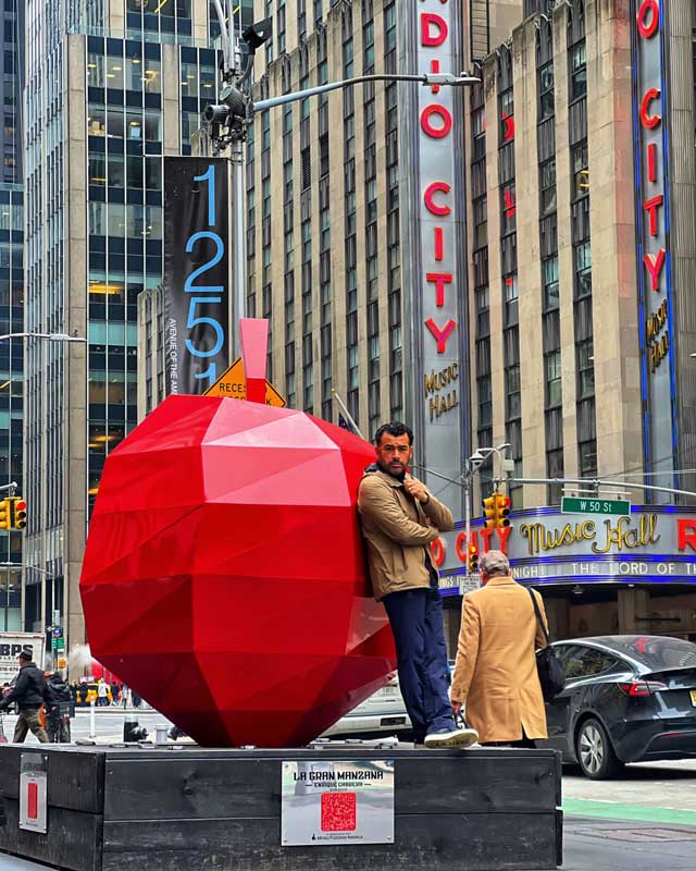 Amura,AmuraWorld,AmuraYachts, El artista mexicano Enrique Cabrera en la ciudad de Nueva York, junto a su obra <em>La Gran Manzana</em>.