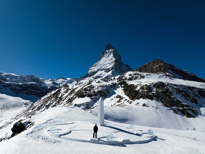 Amura,AmuraWorld,AmuraYachts, La obra del artistas Daniel Arsham, <em><i>Light & Time</i></em>, luce en el paisaje nevado suizo de Zermatt.