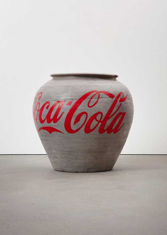Amura,AmuraWorld,AmuraYachts, <em>Urna de la dinastía Han con el logotipo de Coca-Cola</em>, 2014. © Imagen cortesía de Ai Weiwei Studio.