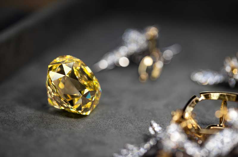 Amura,AmuraWorld,AmuraYachts, Con un peso inicial de 287.42, el diamante amarillo fue tallado en forma de cojín y se redujo a 128.54 quilates.