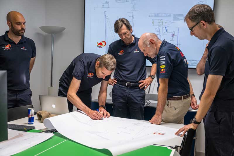 Amura,AmuraWorld,AmuraYachts, El británico Adrian Newey y el español Marcelino Botín, con el equipo de diseño del Alinghi Red Bull Racing.