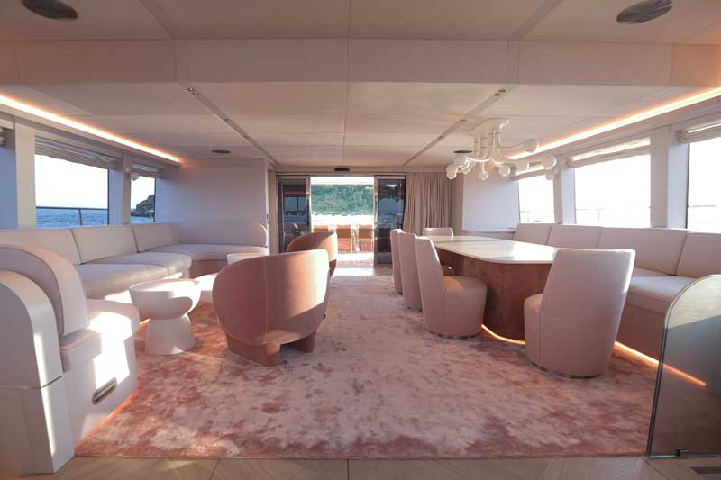Amura,AmuraWorld,AmuraYachts, El salón principal del VisionF 80 de VisionF Yachts tiene un área de 54 m<sup>2</sup>.