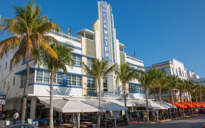 Amura,AmuraWorld,AmuraYachts, El Breakwater Hotel, un ejemplo del Art Deco en Miami.