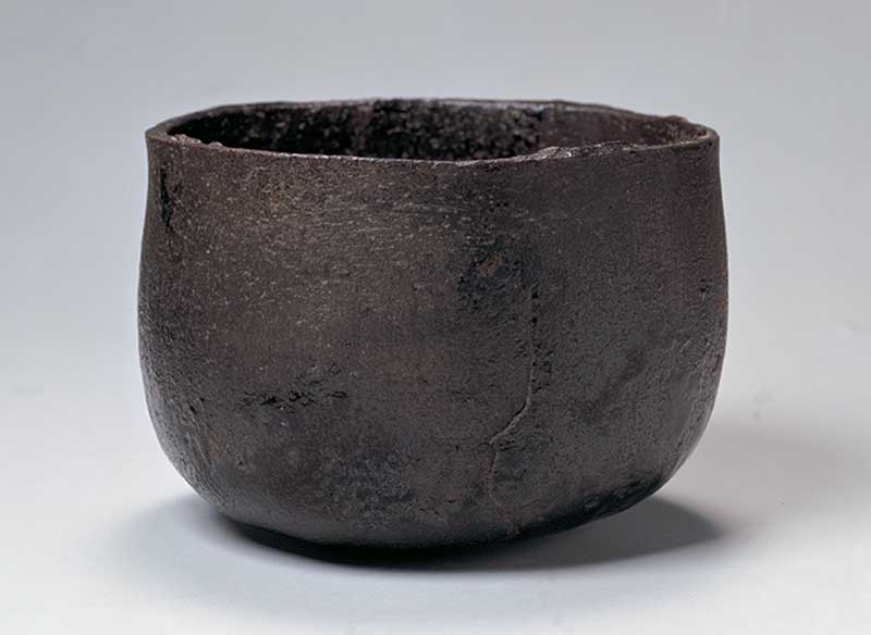 Amura,AmuraWorld,AmuraYachts, Hon'ami Kōetsu (1558-1637), tazón de té negro de Raku, 'Shigure' (Lluvia temprana de invierno), período Edo, siglo XVII.