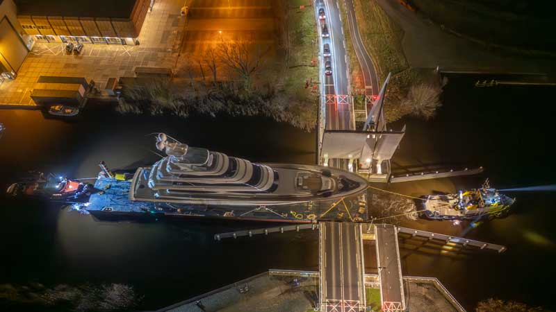 Amura,AmuraWorld,AmuraYachts, El Project 406 de Royal Huisman cruzó los canales neerlandeses rumbo al astillero de Vollenhove.