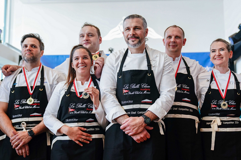 Amura,AmuraWorld,AmuraYachts, El chef Paulo Ucha Longhin, vencedor del 5º Superyacht Chef Competition, con los participantes del concurso. / @SimoneSpada 1