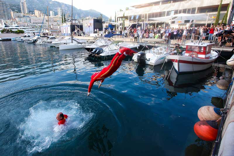 Amura,AmuraWorld,AmuraYachts, Charles Leclerc celebró su victoria en Mónaco lanzándose al mar, mientras Frédéric Vasseur, jefe del equipo Ferrari, lo espera en el agua.