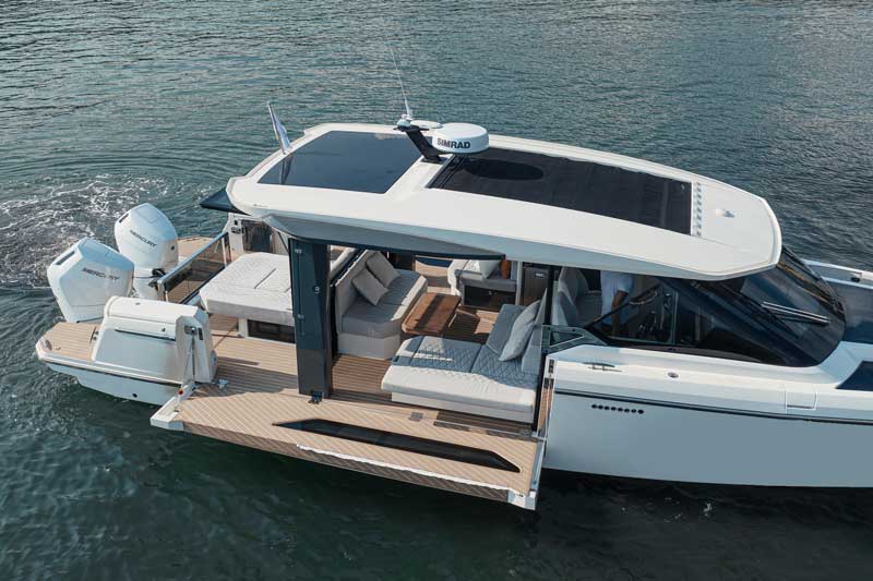 Amura,AmuraWorld,AmuraYachts, Los laterales extendidos del GTO 400 permiten disfrutar de un descanso en el mar.