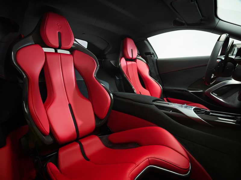 Amura,AmuraWorld,AmuraYachts, El lujoso <em>cockpit</em> del Ferrari 12Cilindri se distingue por el tradicional tono rojo de la marca.