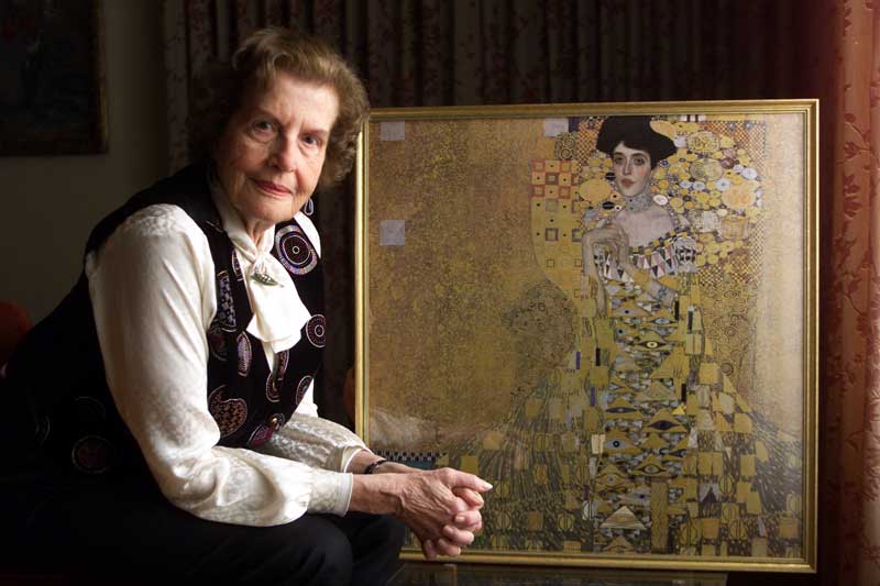 Amura,AmuraWorld,AmuraYachts, Maria Altmann con una reproducción del <em><i>Retrato de Adele Bloch-Bauer I</i></em> de Gustav Klimt. Fotografía de Lawrence K. Ho/Los Angeles Times vía Getty Images.