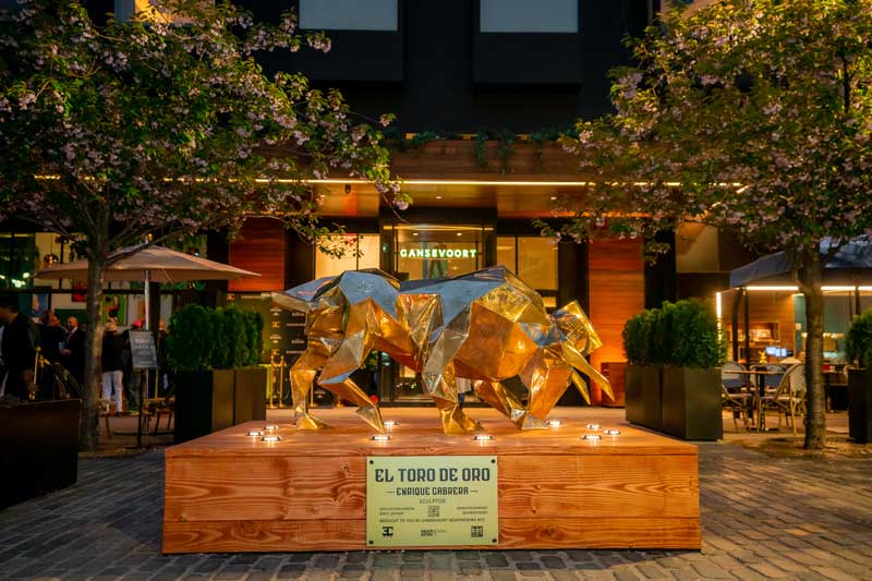 Amura,AmuraWorld,AmuraYachts, <em>El Toro de Oro</em> está instalado en el exterior del Hotel Gansevoort en el Meatpacking District, en la ciudad de Nueva York.