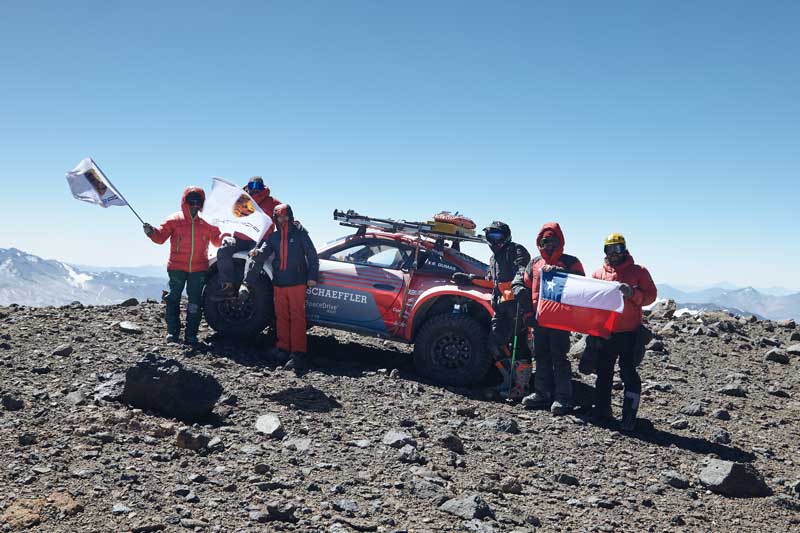 Amura,AmuraWorld,AmuraYachts, El equipo celebra la conquista del volcán chileno Ojos del Salado.