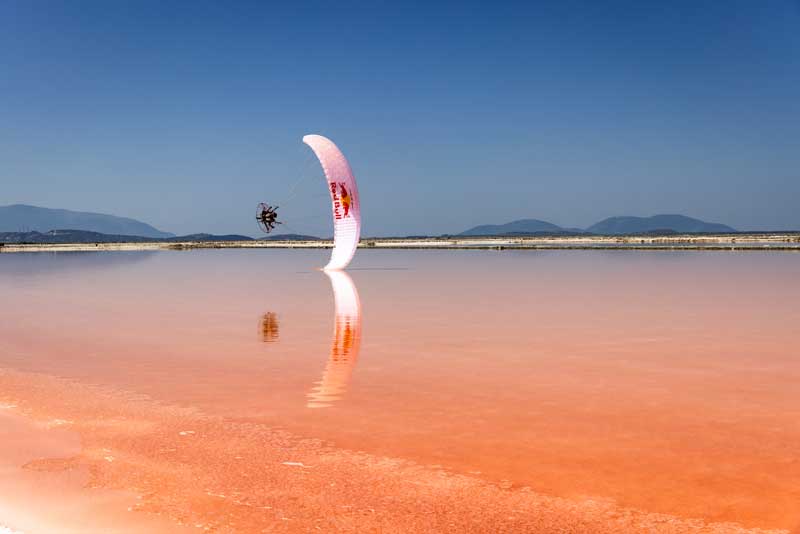 Amura,AmuraWorld,AmuraYachts, Dimitris Kolliakos maniobró el paramotor para hacer contacto con el agua salada.