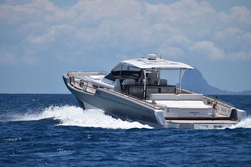 Amura,AmuraWorld,AmuraYachts, Con los tres motores Mercury de 600 HP cada uno, desarrolla una velocidad máxima de 50 nudos.