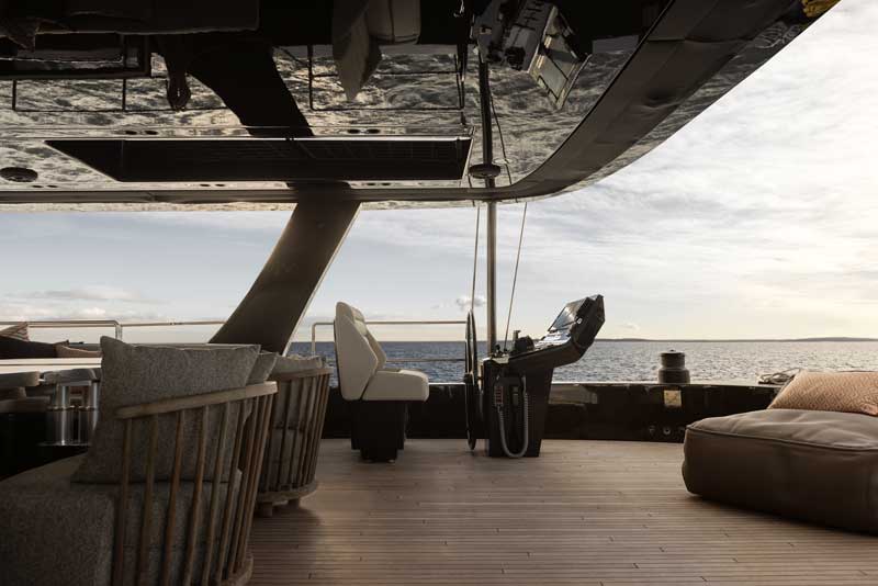 Amura,AmuraWorld,AmuraYachts, El <em>flybridge</em> ofrece una cómoda área de descanso.