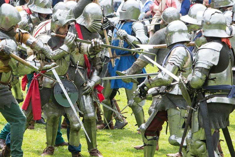 Amura,AmuraWorld,AmuraYachts, Los combates medievales son recreados para los visitantes del castillo Arundel.