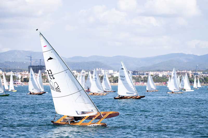 Amura,AmuraWorld,AmuraYachts, Con el peso corporal, el marinero controla el Patí de Vela.