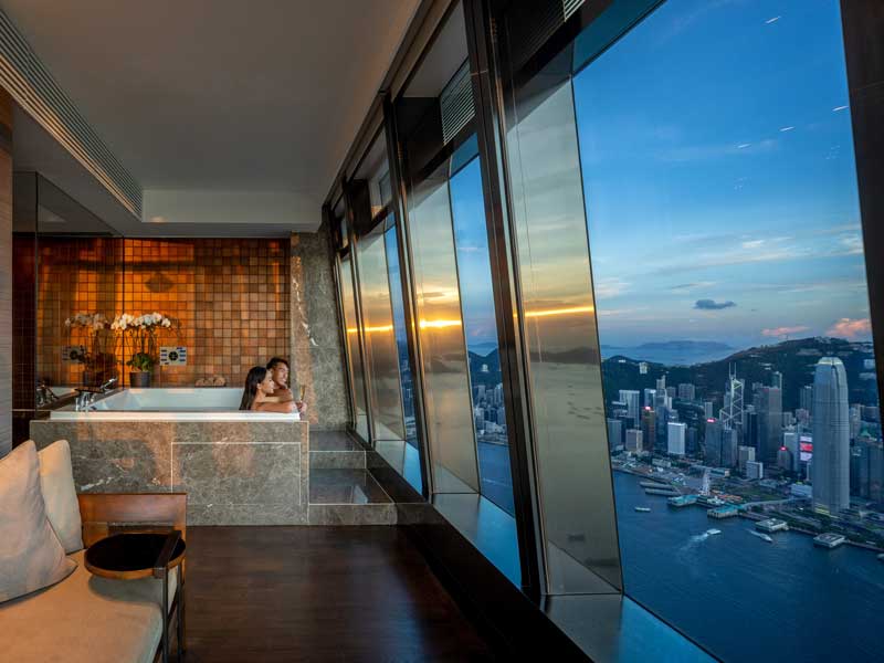 Amura,AmuraWorld,AmuraYachts, The Ritz-Carlton Spa Hong Kong se localiza en el piso 116 del International Commerce Centre.