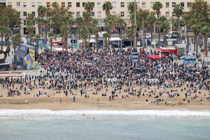 Amura,AmuraWorld,AmuraYachts, Desde la playa de Barcelona, el público siguió de cerca las dos regatas de la America’s Cup.