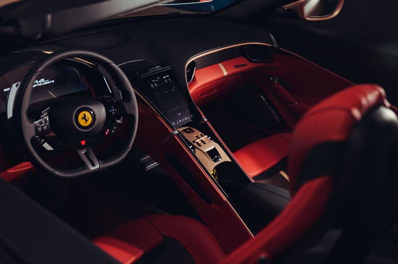 Amura,AmuraWorld,AmuraYachts, Los interiores presentan el tradicional “rojo Ferrari”.