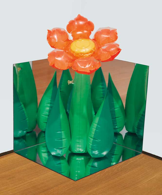 Amura,AmuraWorld,AmuraYachts, Jeff Koons, <em><i>Inflable Flower (Tall Orange) Corner</i></em>, 1979. Vinilo y espejos. Flor: 43.2 x 17.8 x 17.8 cm). Total: 48.9 x 43.2 x 43.2 cm). Vendido por 212,500 dólares en 2018, en Christie's.