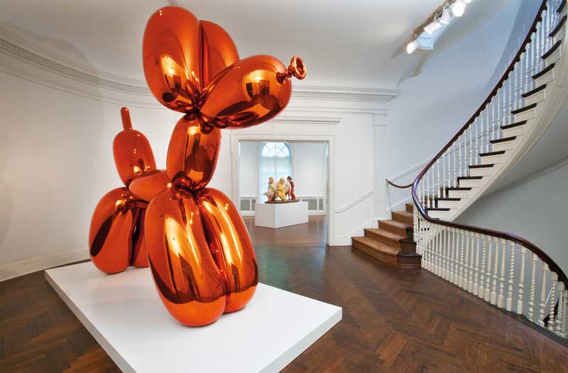 Amura,AmuraWorld,AmuraYachts, Jeff Koons (n. 1955), <em><i>Balloon Dog (Orange)</i></em>, 1994-2000. Acero inoxidable pulido a espejo con revestimiento de color transparente. Esta obra es una de las cinco versiones únicas (azul<em>, </em>magenta<em>, </em>naranja<em>, </em>rojo<em>, </em>amarillo). 307.3 x 363.2 x 114.3 cm. Vendida por 58’405,000 dólares en Christie's de Nueva York.