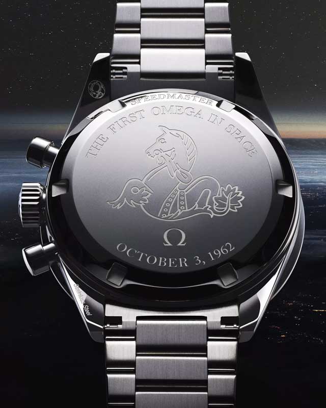 Amura,AmuraWorld,AmuraYachts, En la parte posterior de la caja están grabados el caballito de mar y las palabras <em>Speedmaster, The First Omega in Space</em> y <em>October 3, 1962</em>.