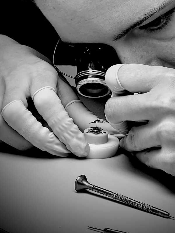 Amura,AmuraWorld,AmuraYachts, Proceso de armado del <em>tourbillon</em> del Grande Date Sapphire de Bianchet.