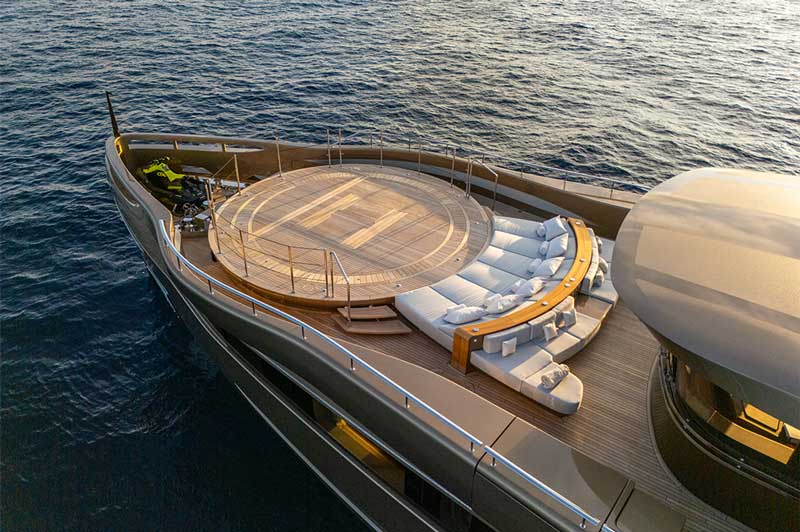 Amura,AmuraWorld,AmuraYachts, Custom Hybrid 50 metros M/Y <em>Anjelif </em>cuenta con un helipuerto <em>touch and</em> <em>go.</em>