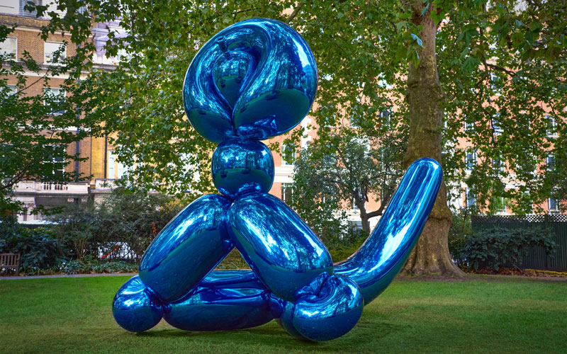 Amura,AmuraWorld,AmuraYachts, Jeff Koons (n. 1955), <em><i>Balloon Monkey (Blue)</i></em>, 2006-13. Acero inoxidable pulido a espejo con revestimiento de color transparente. Es una de las cinco versiones (<em><i>Rojo, Amarillo, Azul, Magenta, Naranja</i></em>). 381 x 320 x 596.9 cm.