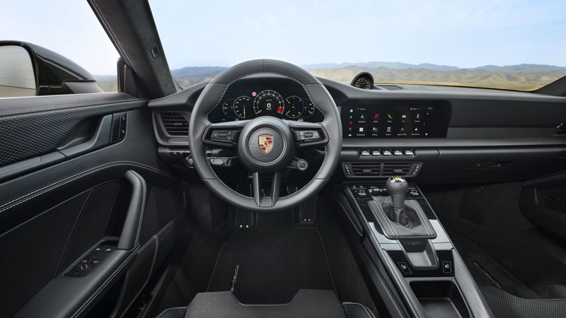 Amura,AmuraWorld,AmuraYachts, El <em>cockpit</em> es de piel en tono negro, con diseño basado en los actuales modelos 911.