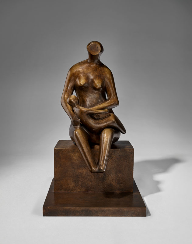 Amura,AmuraWorld,AmuraYachts, Henry Moore (1898-1986), <em><i>Madre con niño en el regazo,</i></em> concebida en 1982. Bronce con pátina marrón dorada.