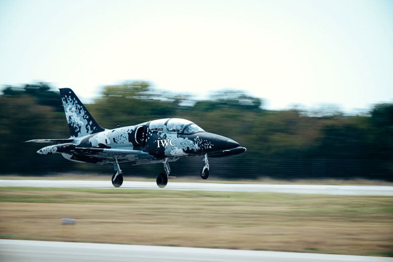 Amura,AmuraWorld,AmuraYachts, A bordo del jet L-39 Albatros, Lewis Hamilton tuvo su entrenamiento para astronauta.