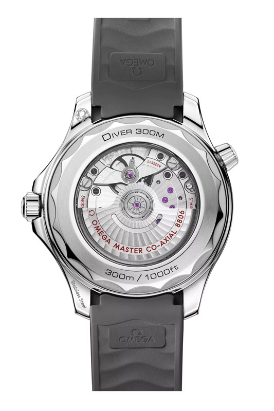 Amura,AmuraWorld,AmuraYachts, El cristal de zafiro permite apreciar el calibre Co-Axial Master Chronometer 8806.