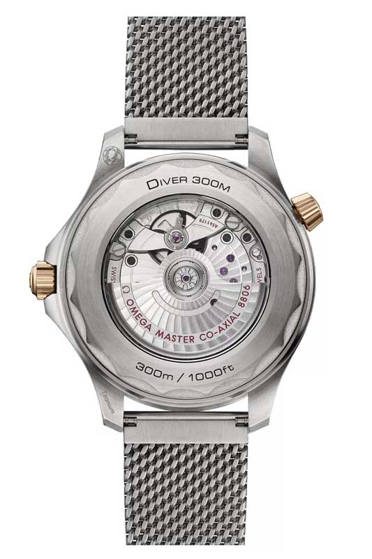 Amura,AmuraWorld,AmuraYachts, El cristal de zafiro del fondo de caja permite ver el calibre Co-Axial Master Chronometer 8806.