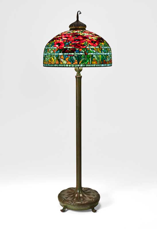 Amura,AmuraWorld,AmuraYachts, Lámpara de pie ‘Amapola oriental’ de Tiffany Studios con tapa de calentamiento ‘Pig Tail’, c. 1910. Vidrio emplomado, bronce patinado. 195 cm de alto, 66 cm de diámetro de la pantalla.