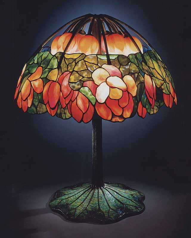 Amura,AmuraWorld,AmuraYachts, Lámpara ‘Lotus’ de bronce, mosaico y vidrio emplomado, de Tiffany Studios, hacia 1900-1910. 88.3 cm de alto y 71.1 cm de diámetro.