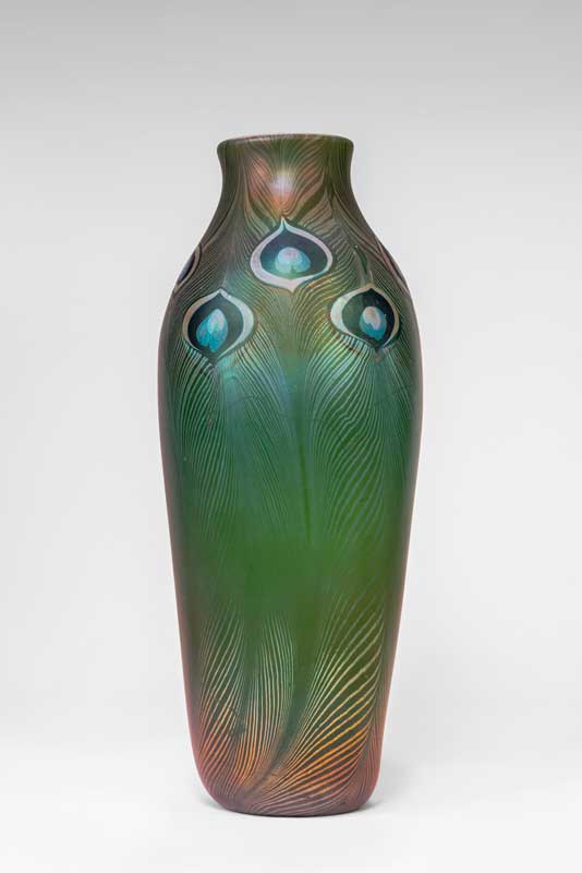 Amura,AmuraWorld,AmuraYachts, Tiffany Studios, Jarrón monumental ‘Peacock’, c. 1926. Vidrio Favrile. 56.5 cm de alto, 22.8 cm de diámetro.