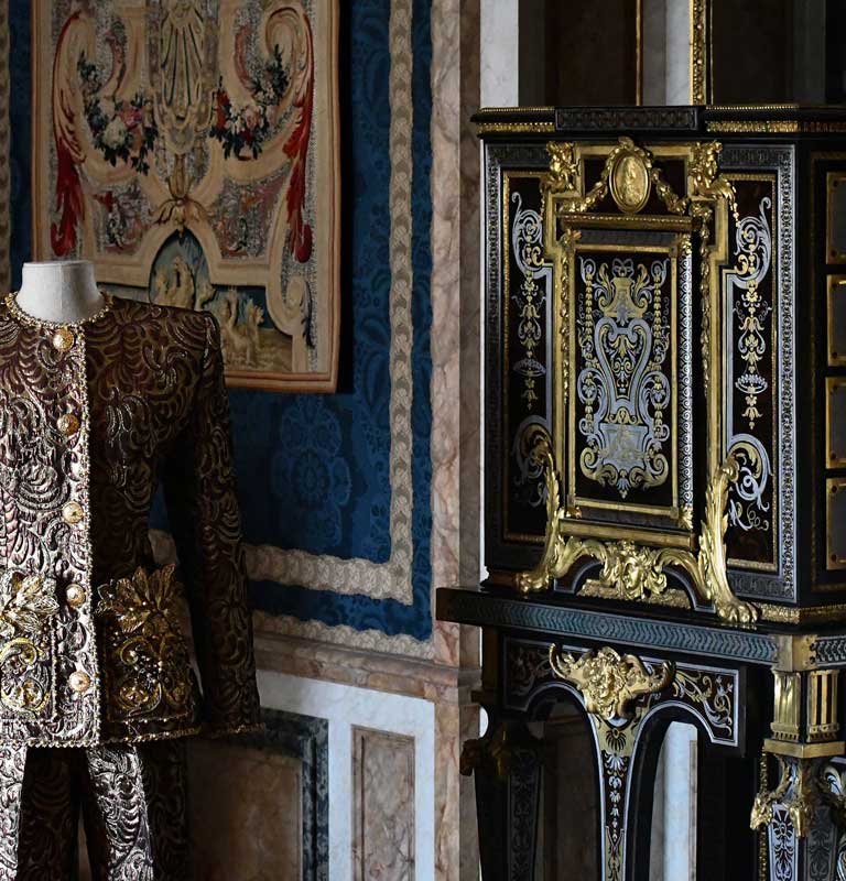 Amura,AmuraWorld,AmuraYachts, Traje pantalón de Givenchy del otoño/invierno de 1990-91 recuerda a la marquetería de un mueble de André-Charles Boulle, alrededor de 1700.