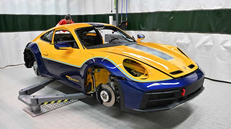 Amura,AmuraWorld,AmuraYachts, A mano es pintado el Porsche 911 Dakar.